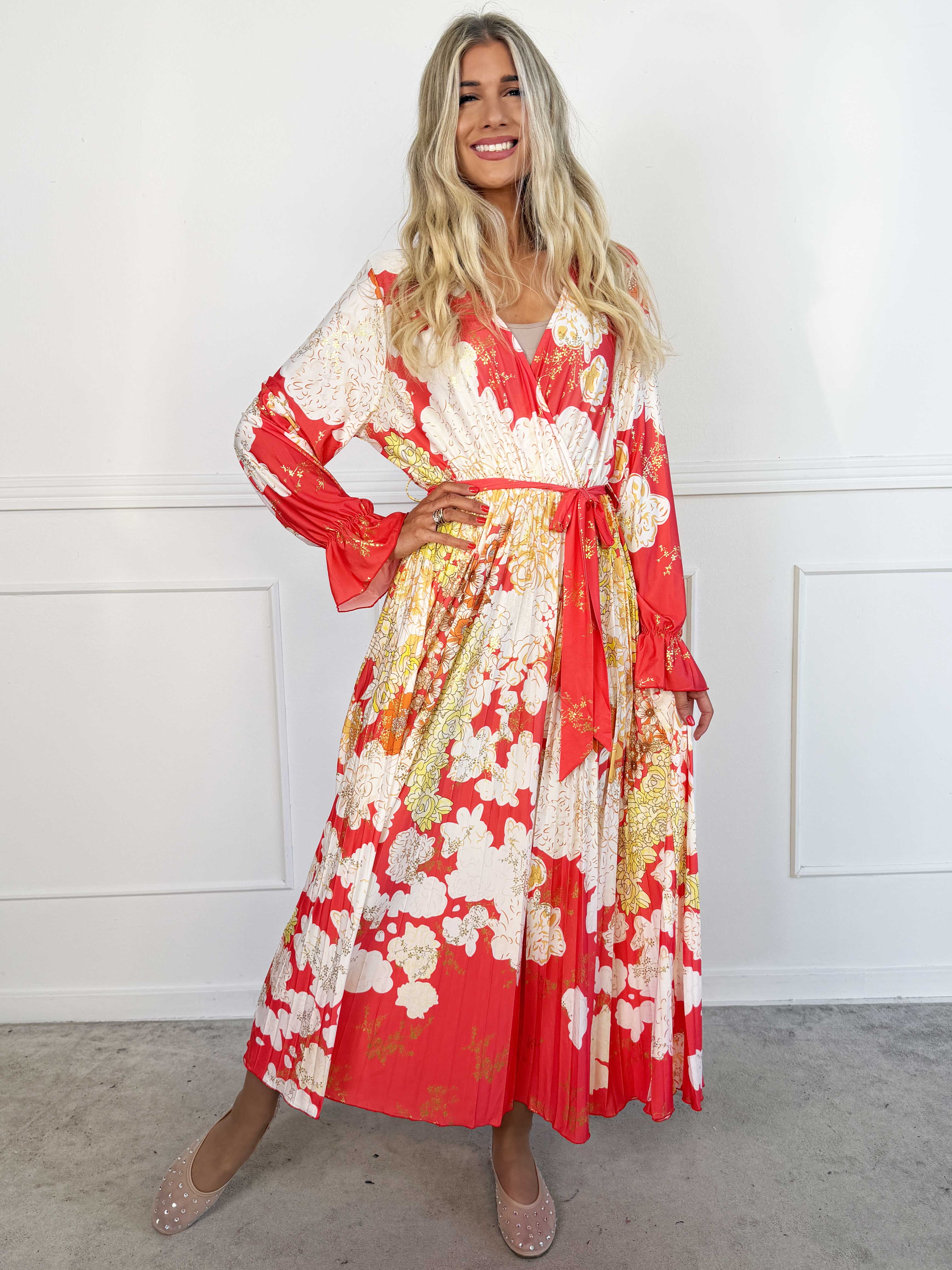 Silvija Flower - Lang elastisk mønstret kjole med plisseret skørt